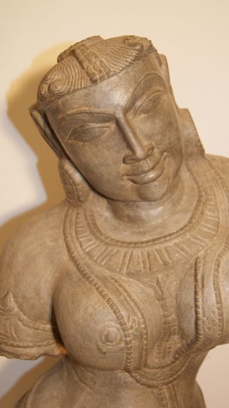 Apsara aus indischem Sandstein