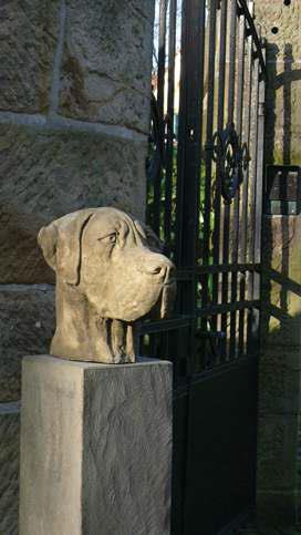 Doggenkopf auf Stele