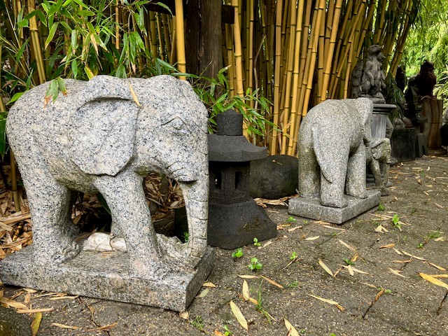 Granitelefant mit Rüssel nach oben