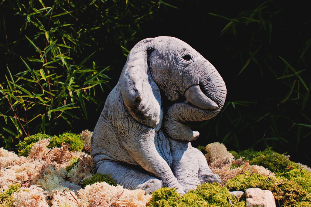 Sitzender Baby-Elefant